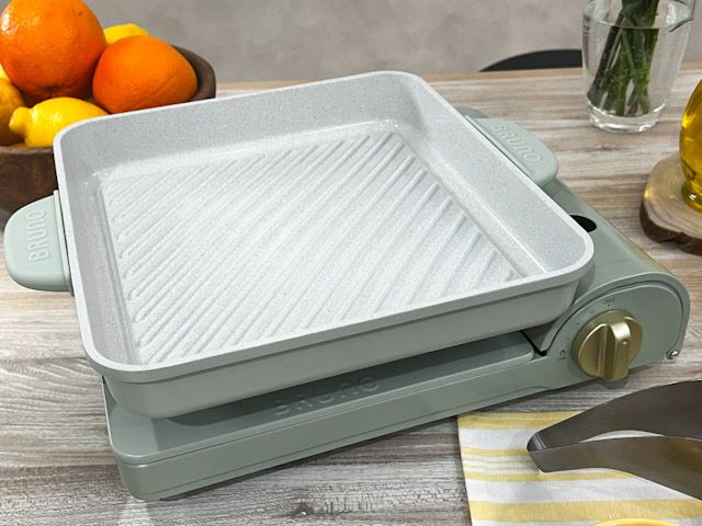 カセットコンロにセットした「直火・IH対応 グリルプレート」