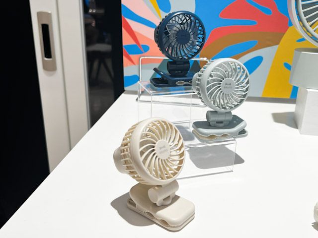 テーブルに並んだ3色の「ミニクリップファン」