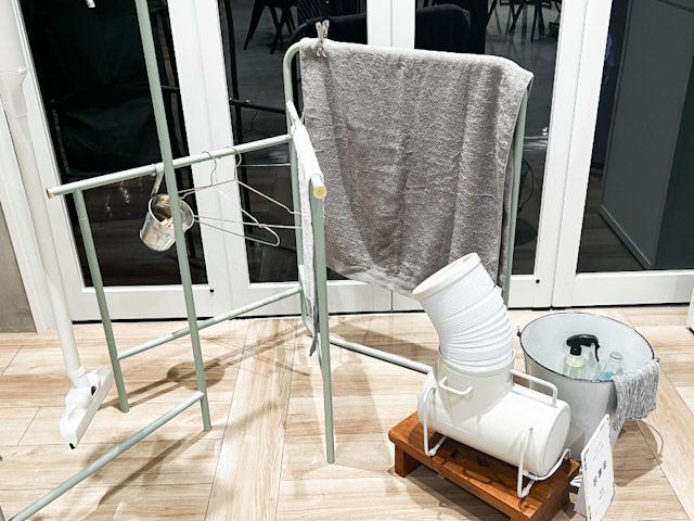 タオルがかけられた「インテリアタオルスタンド」
