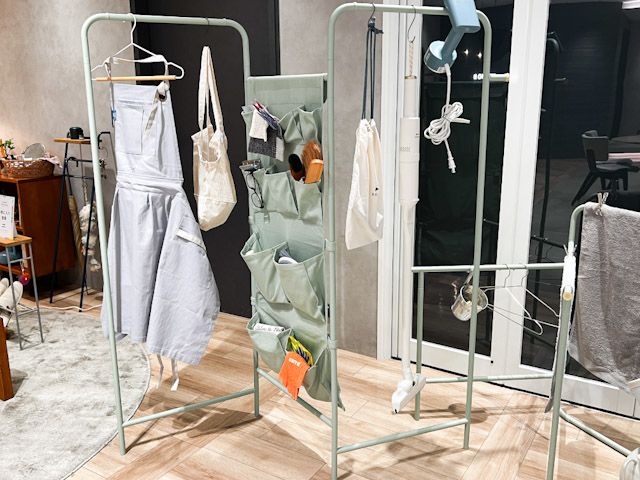 開いた状態の「インテリアパネルラック」