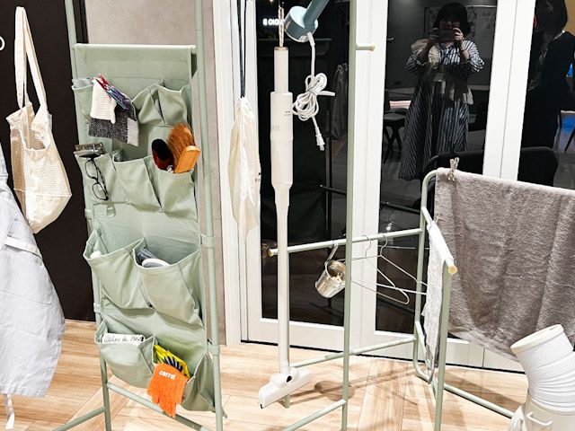 ラックにかけられた「スリム2WAYスティッククリーナー」