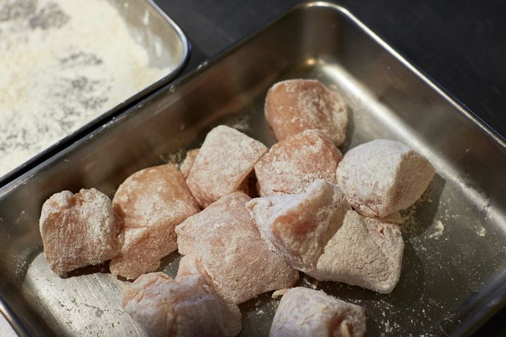 下地の粉をまぶす