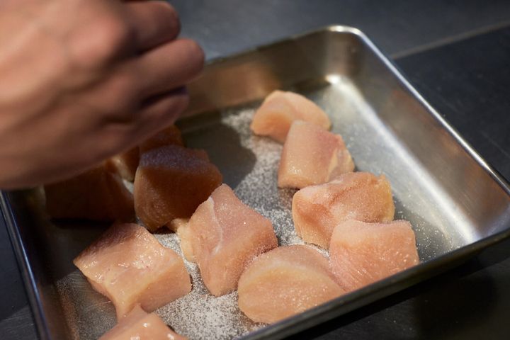 鶏胸肉に下味をつける
