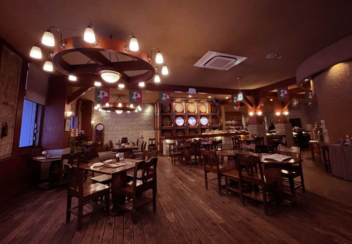 元銀行の建物らしい重厚さを残しつつ、リラックスして過ごせる心落ち着く空間