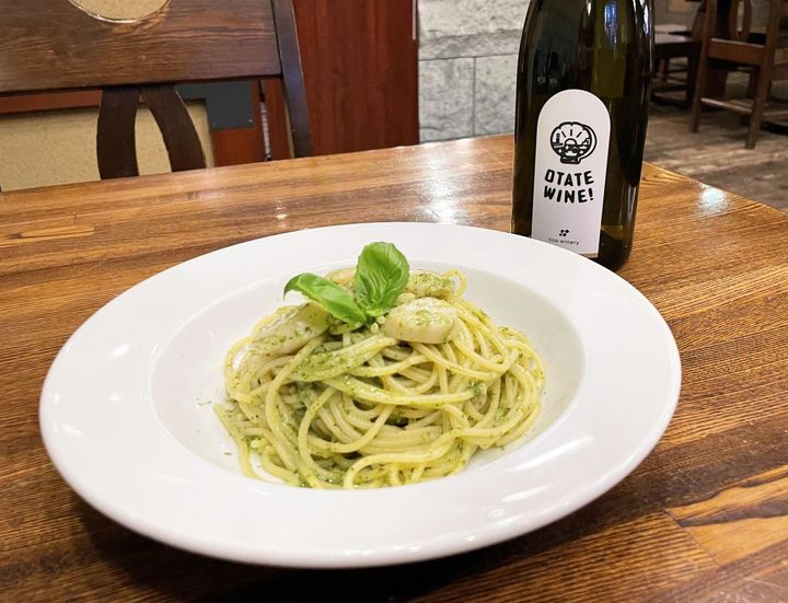 「北海道産ホタテのジェノベーゼ」1500円、「おタテ ワイン」グラス1000円