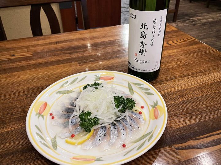 「ニシンのマリネ」890円、「北島秀樹 ケルナー」グラス750円