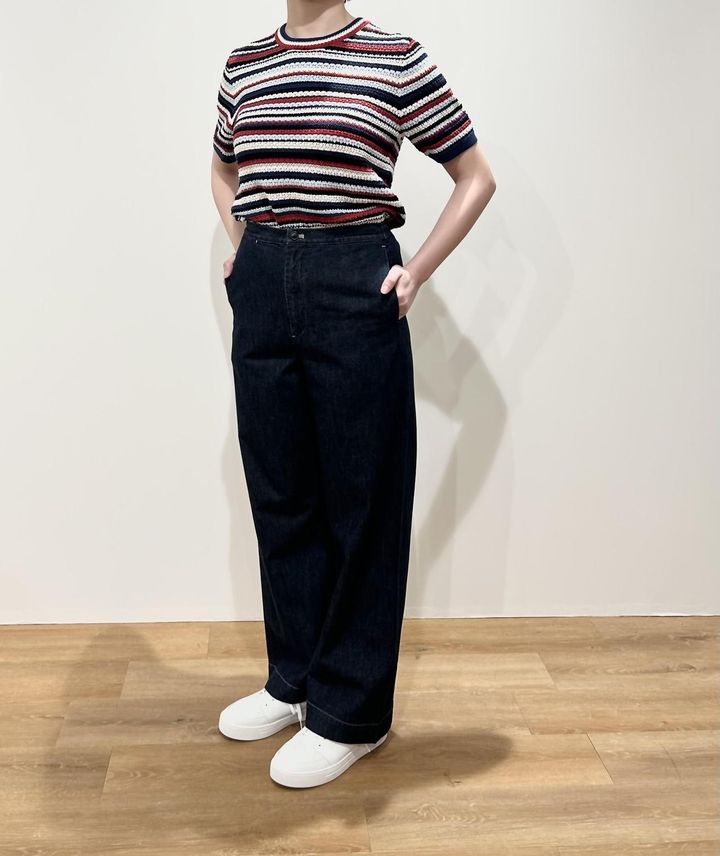 画像: 【UNIQLO / INES DE LA FRESSANGE PARIS】ポインテールボーダークルーネックセーター（半袖）¥2,990、デニムイージーパンツ¥4,990 www.uniqlo.com