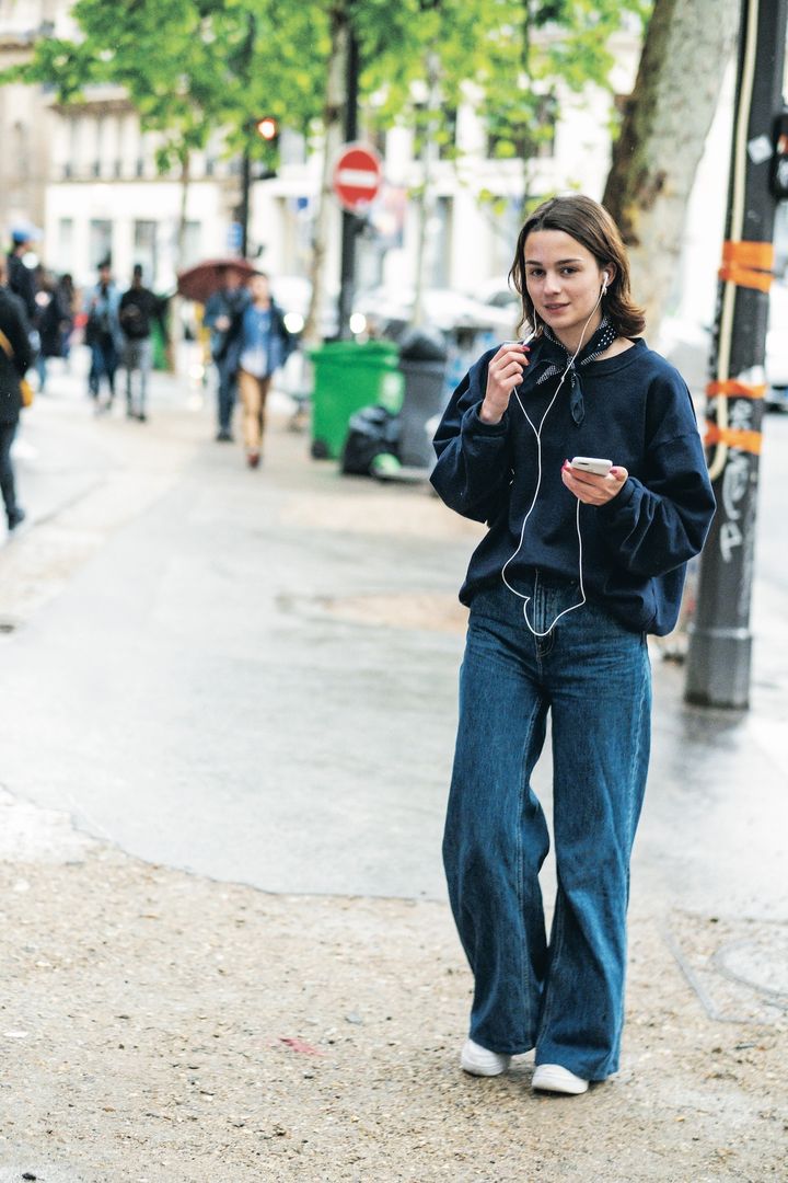 スウェットやシャツコーデが春らしくて大人気！【パリジェンヌの一週間コーデ】