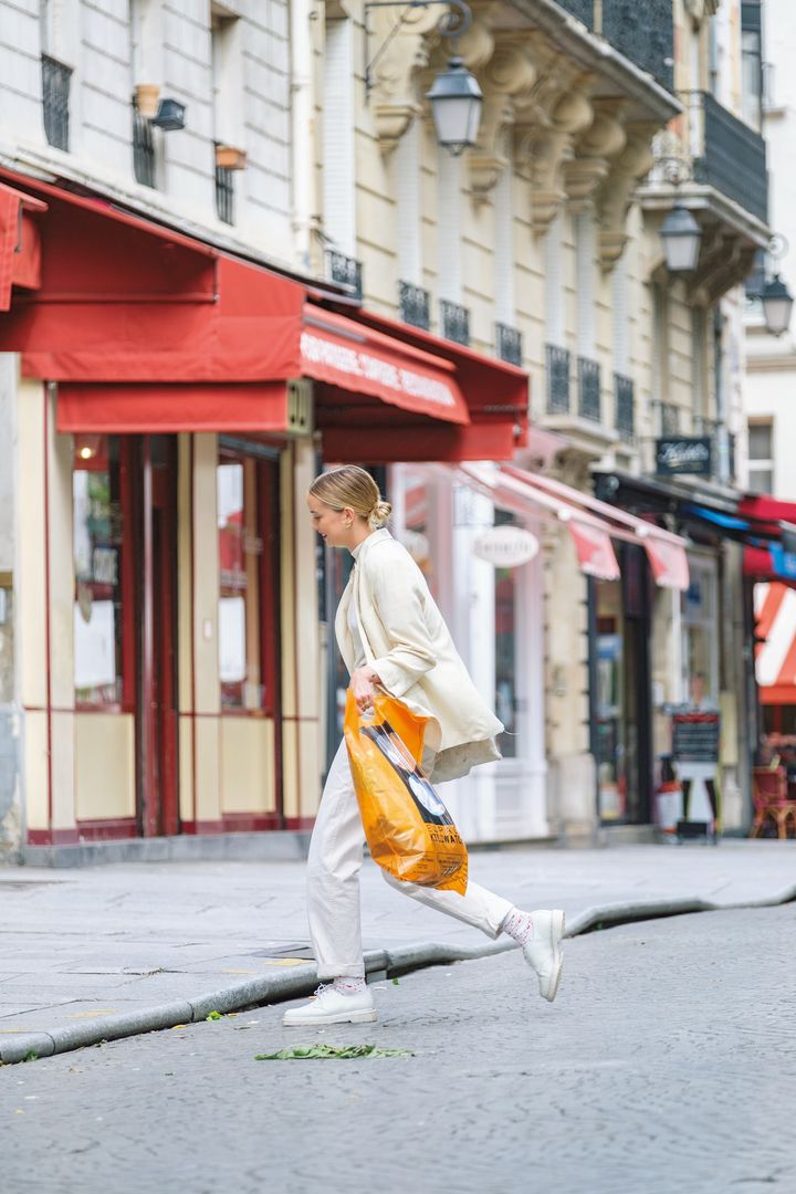 スウェットやシャツコーデが春らしくて大人気！【パリジェンヌの一週間コーデ】