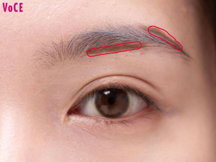 〈１〉細いチップで眉下＆眉山から眉尻に短いアウトラインを描く。