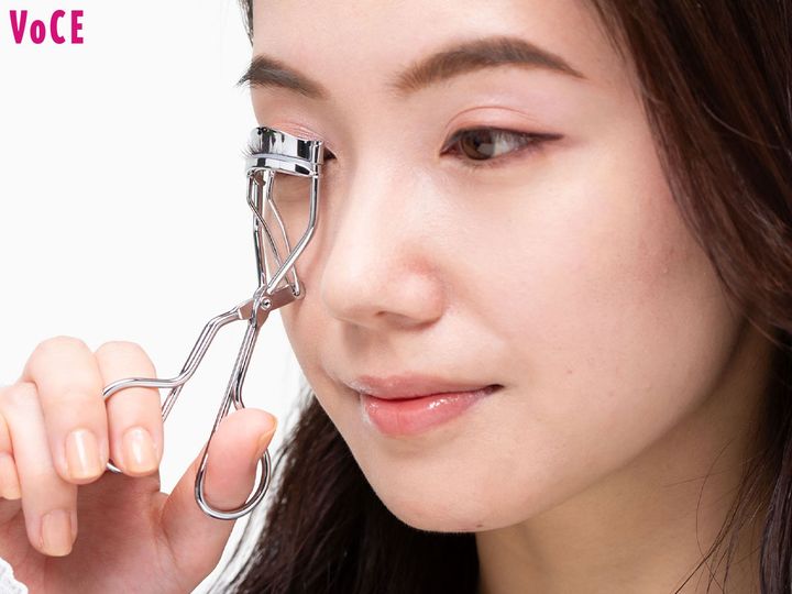 〈４〉アイラッシュカーラーでまつげを上げる。