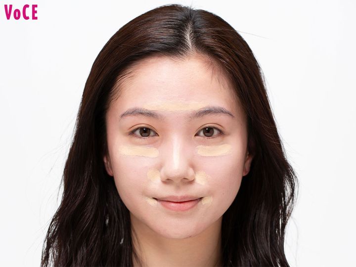 【STEP1. ベースメイク】BBクリームを顔の中心に置き、塗り広げる