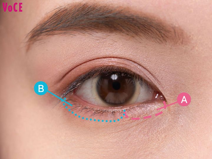 〈２〉涙袋にピンクを仕込んだ後、ラメをのせてアイシャドウは完成！