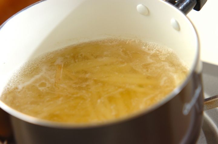 新ジャガとニラのみそ汁の作り方1