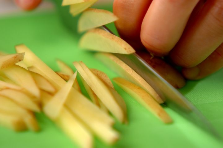 新ジャガとニラのみそ汁の下準備1