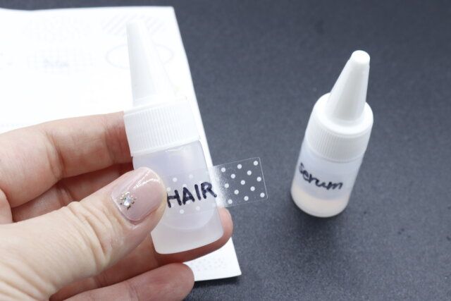 セリアのオイルボトル2P 10mlにラベルを貼る様子