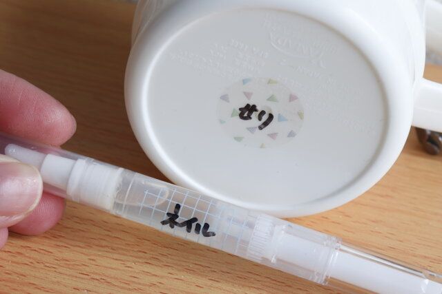 セリアのおなまえシール パターン 70片を貼る様子