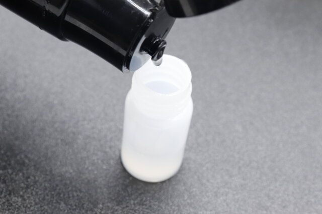 セリアのオイルボトル2P 10mlに移し替える様子