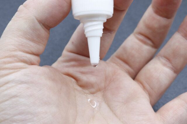 セリアのオイルボトル2P 10mlに入れた液体を手に垂らす様子