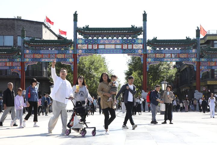 天安門広場南側の正陽門付近に広がる前門大街。多くの人でにぎわっている（2023年10月、北京、時事）