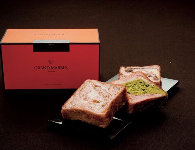 カットされたマーブルデニッシュ3種とパッケージ