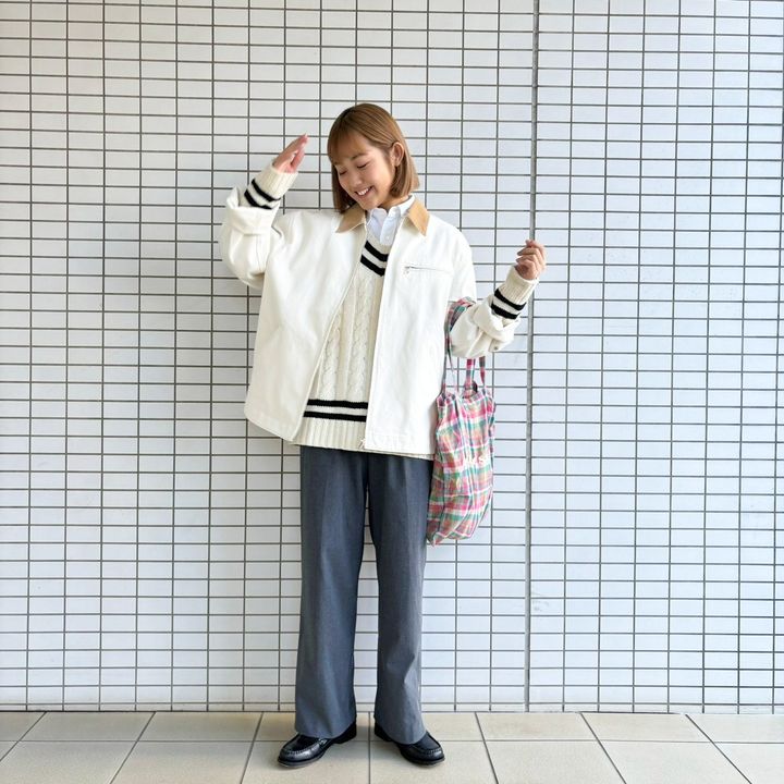 《GU》の白のワークジャケットが春にぴったり！メンズサイズでゆったりこなれる