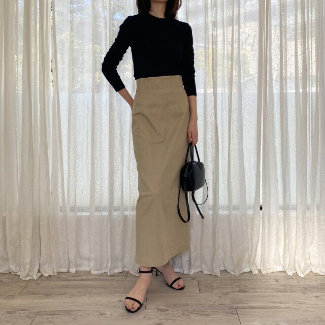 ユニクロソフトリブクルーネックTのブラックでタイトスカートコーデ