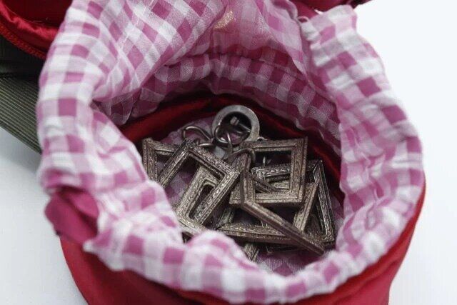 スリーコインズのイチゴモチーフアクセサリーケースの巾着