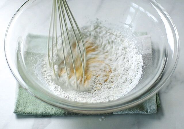 米粉の台湾カステラ レシピ 米粉をふるい入れる