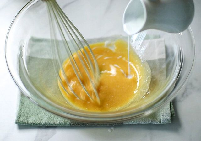 米粉の台湾カステラ レシピ 卵黄と油び牛乳を加える