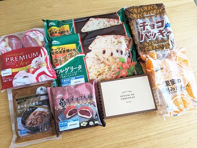 シャトレーゼ「春の福箱 アイス・冷食セット 7種21個 」の商品がテーブルにズラッと並べられている様子