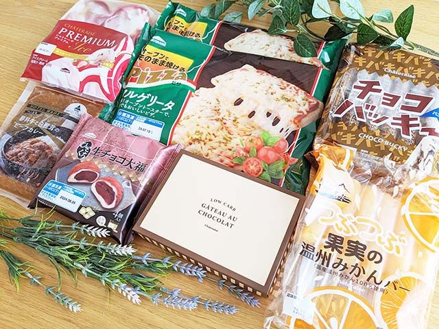 シャトレーゼ「春の福箱 アイス・冷食セット 7種21個 」の商品がテーブルにズラッと並べられている様子