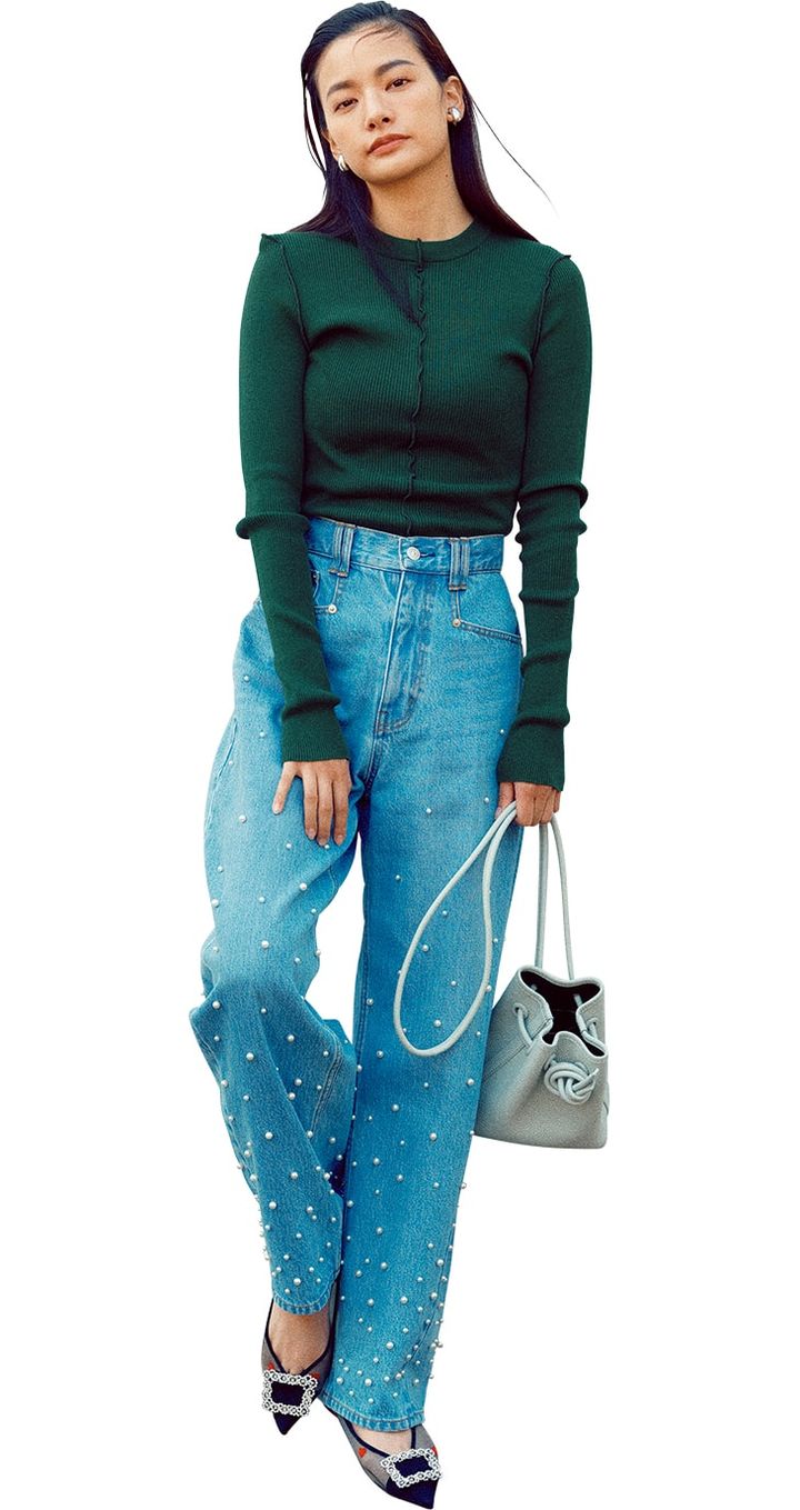デニムパンツ￥33,000（マカフィー／トゥモローランド） リブニット￥23,100（ナゴンスタンス） バッグ￥42,900（ヴァジック／ヴァジックジャパン） フラットシューズ￥39,600（ピッピシック／ベイジュ） イヤリング￥6,300（アビステ） モデル＝織田梨沙