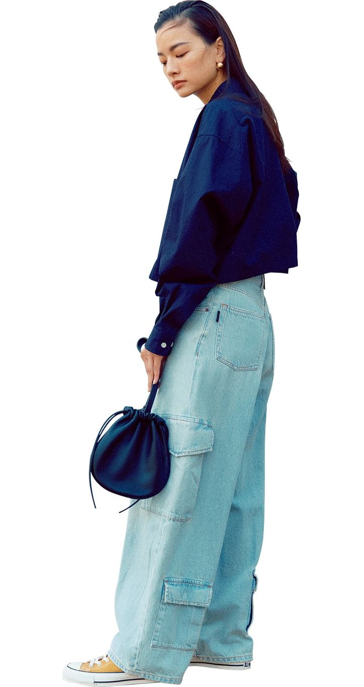デニムパンツ￥46,200（ハイクレ／マルティニーク ルミネ横浜） シャツ￥23, 980（オブラダ／シンチ） バッグ￥63,800（チャコリ × ハイク／ボウルズ） スニーカー￥8,250（コンバース／コンバースインフォメーションセンター） イヤリング￥33,000（ジュエッテ） モデル＝織田梨沙