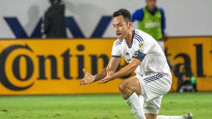 吉田麻也、身代わり退場になった相棒カセレスに謝罪した際に言われた言葉を明かす 「試合後に申し訳なかったと…」