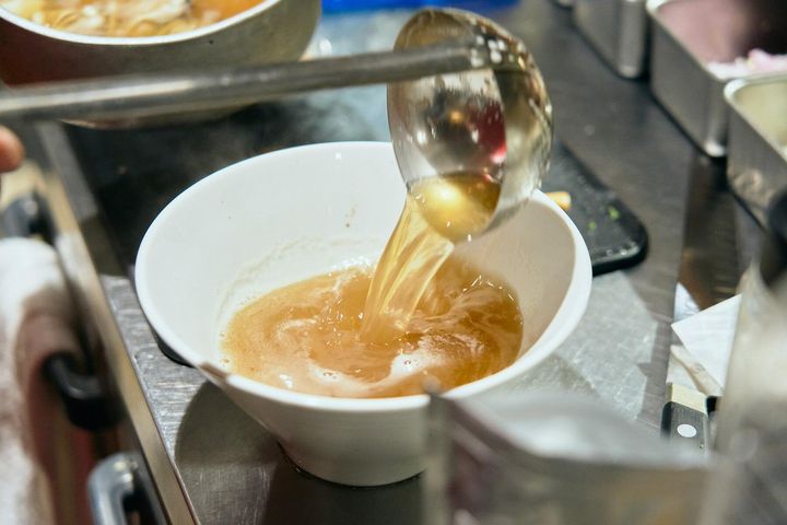 スープを器に盛る