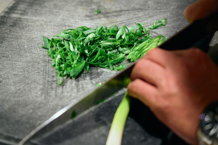 トッピングの材料をカットする