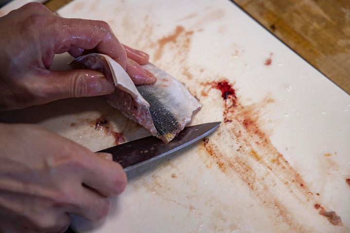 腹びれを切り取る