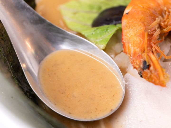 スープの中にある茶色い粒々はエビの殻の粒子！