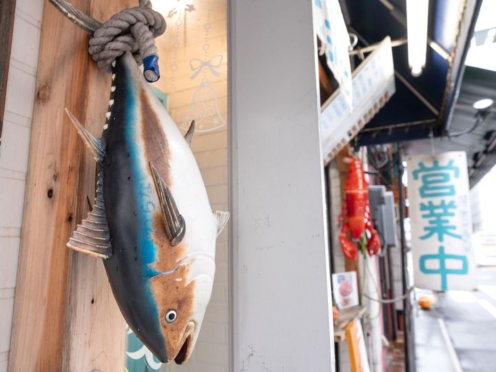 入口に吊るされたマグロとエビが目印