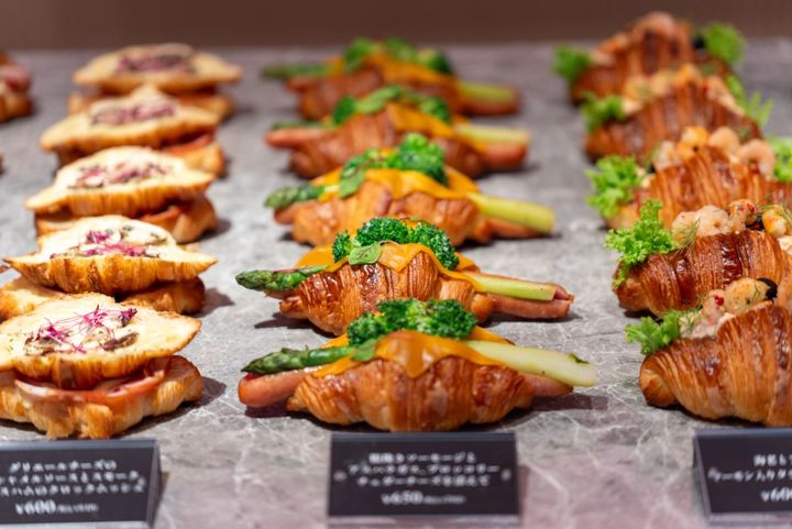 （中央）「粗挽きソーセージとアスパラガス、ブロッコリー チェダーチーズを添えて」702円