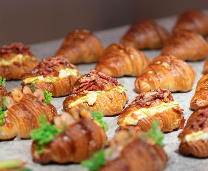 （中央）平飼い卵の自家製エッグフィリングサンド ベーコンを添えて 562円