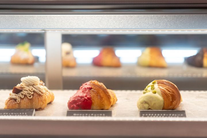 左から「マロングラッセペーストとバニーユカスタードクレーム 和栗と和栗のモンブランをまとって」756円、「苺のコンフィチュールとバニーユカスタードクレーム ストロベリーチョコレートをまとって」「ピスタチオカスタードクレーム ピスタチオクレームをまとって」各594円