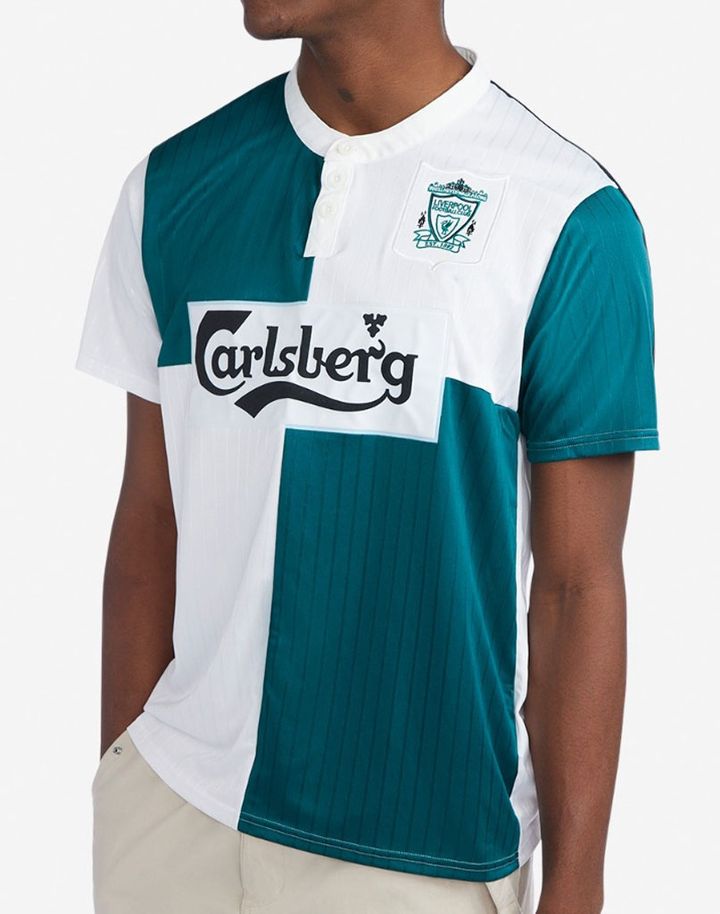 遠藤航も着るユニの原点！リヴァプールの90年代アイコン「4分割」、その復刻レトロがかっこいい