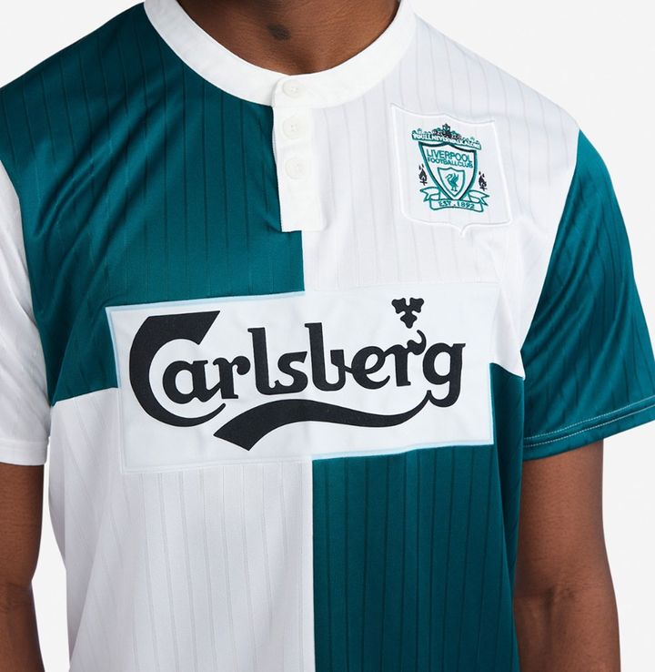 遠藤航も着るユニの原点！リヴァプールの90年代アイコン「4分割」、その復刻レトロがかっこいい