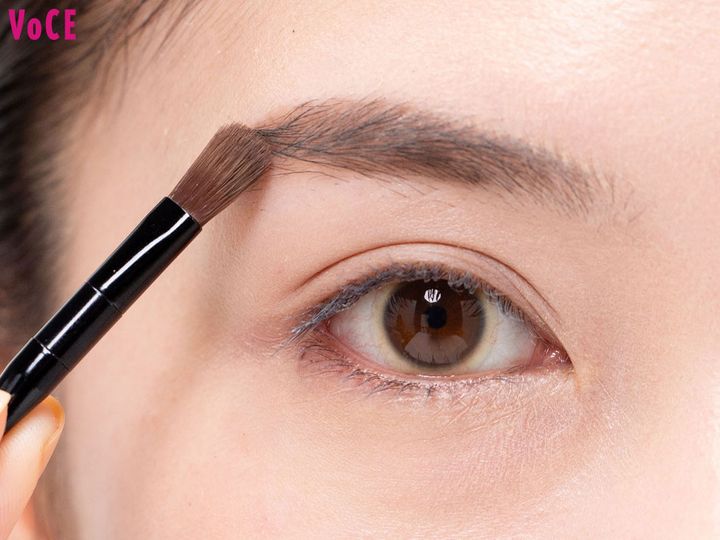 〈２〉太いチップでふんわり眉毛全体にパウダーをのせる。