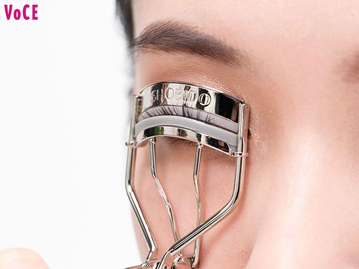 〈４〉アイラッシュカーラーでまつげを上げる。