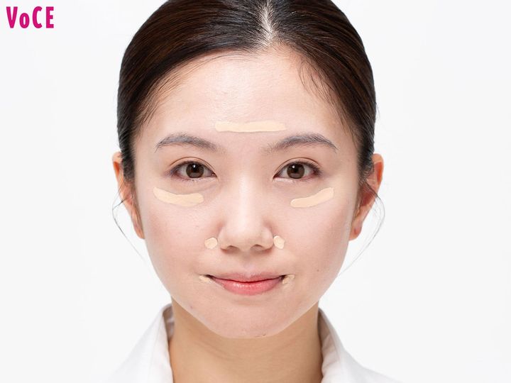 〈１〉BBクリームを顔の中心に置き、塗り広げる
