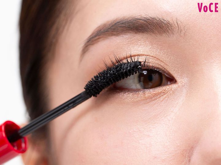 〈５〉マスカラはブラック！ 左右に揺らしながら塗る。