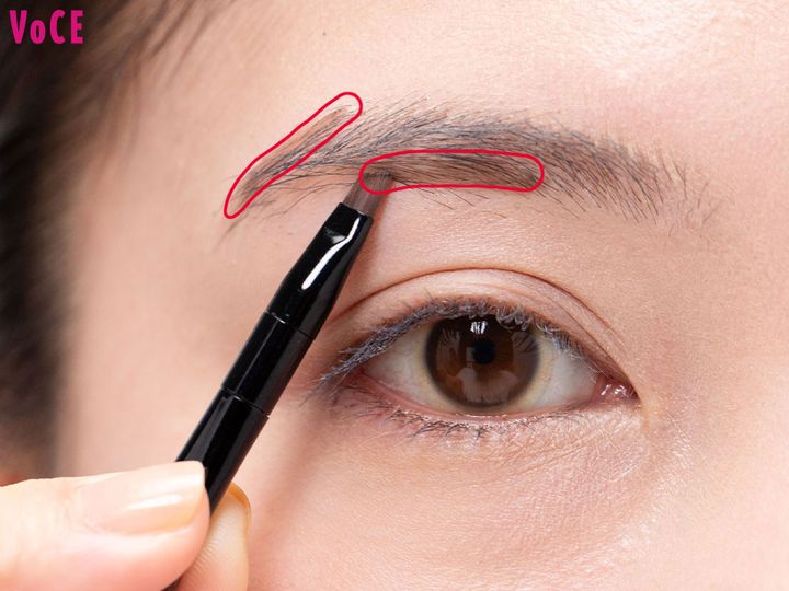 〈１〉細いチップで眉下＆眉山から眉尻に短いアウトラインを描く。